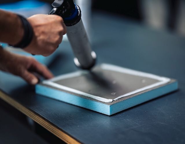 Incollaggio e impermeabilizzazione